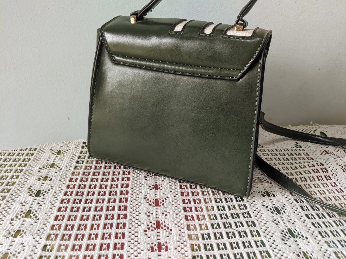 Tamnozelena moderna tašnica , sa belim detaljima - Nova