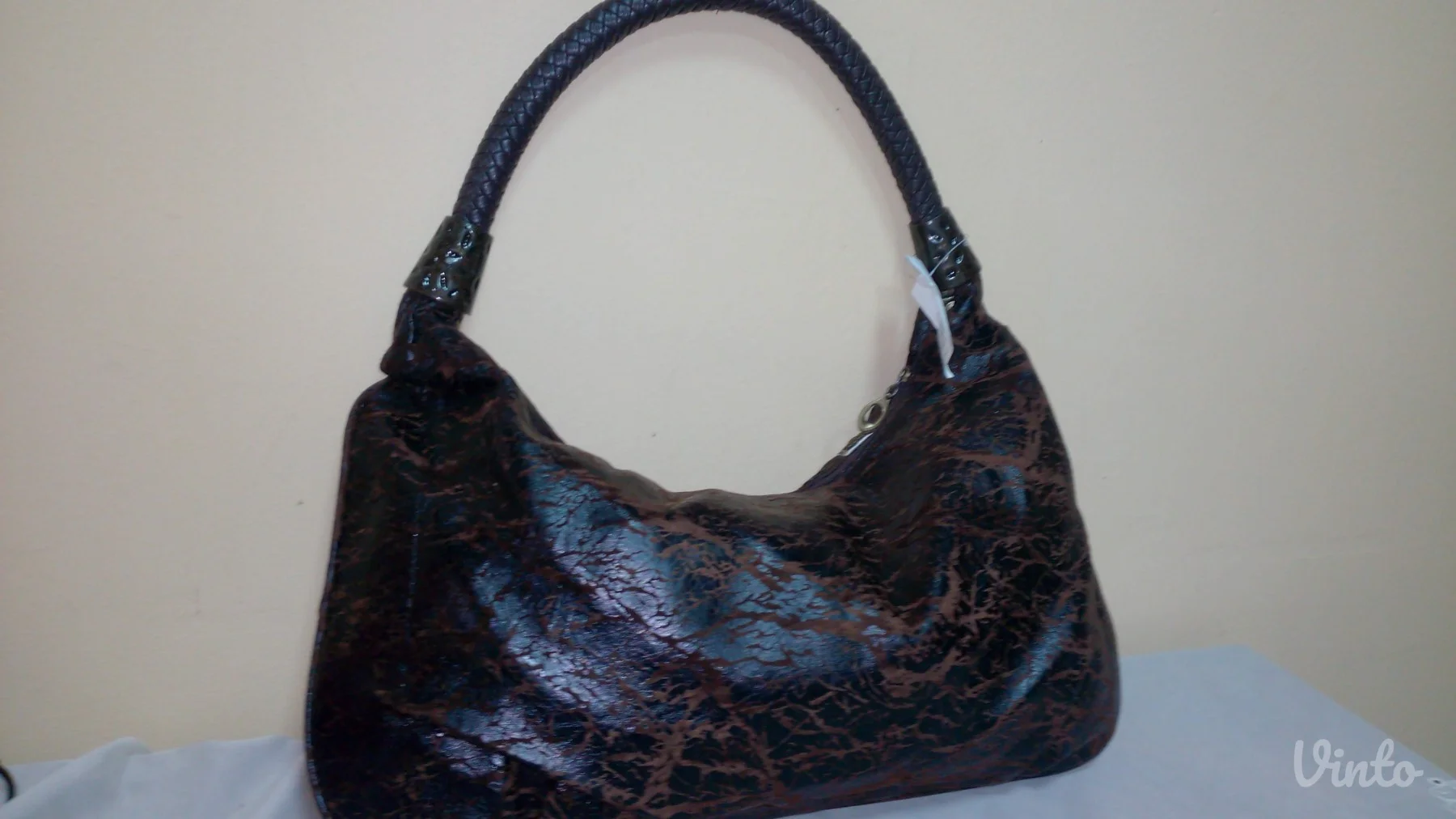 Prelepa, moderna tasna - Nova