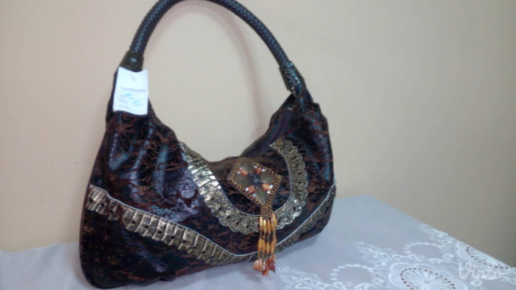 Prelepa, moderna tasna - Nova