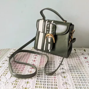 Tamnozelena moderna tašnica , sa belim detaljima - Nova