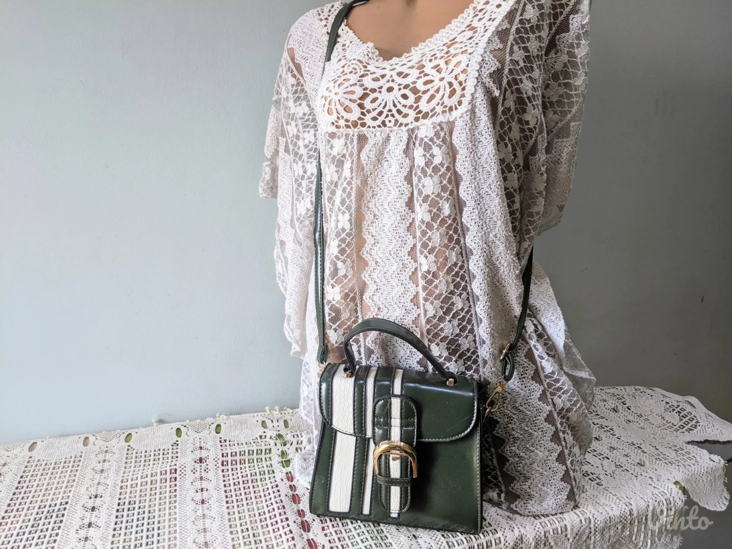 Tamnozelena moderna tašnica , sa belim detaljima - Nova