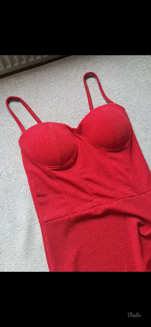 Crvena haljina sa sljokicama