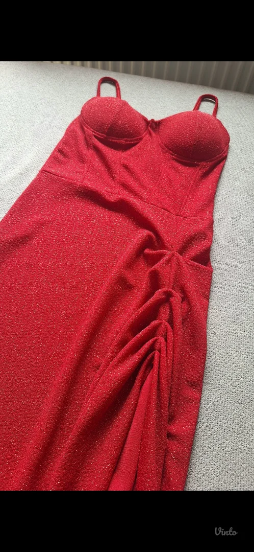 Crvena haljina sa sljokicama