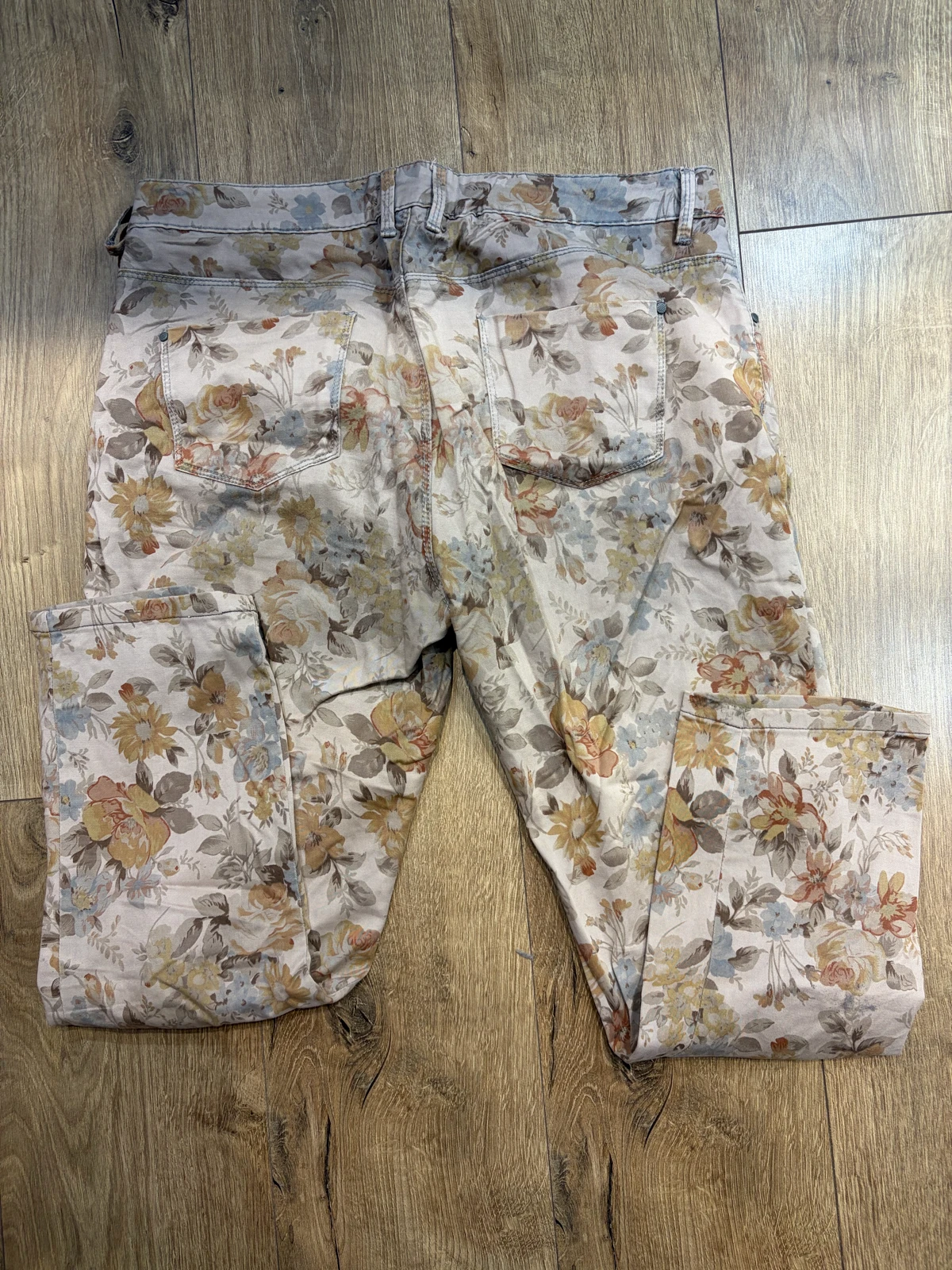 Ženske Conbipel pantalone sa prelepim cvetnim dezenom