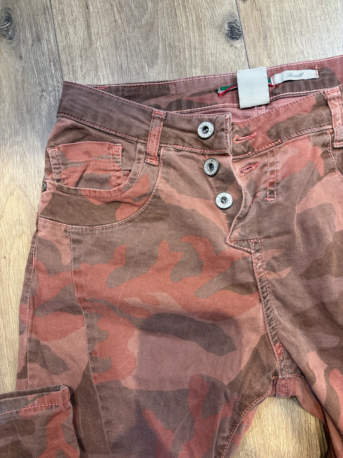 Please ženske pantalone / farmerke sa maskirnim dezenom