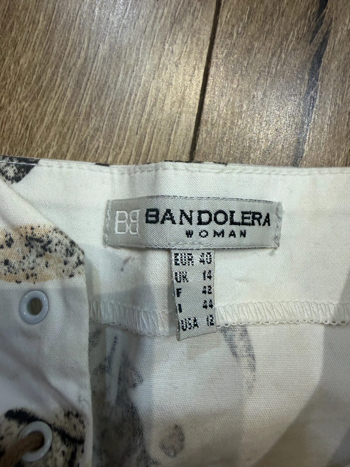 Ženski Bandolera top na bretele, bele boje sa crno-bež cvetnim dezenom
