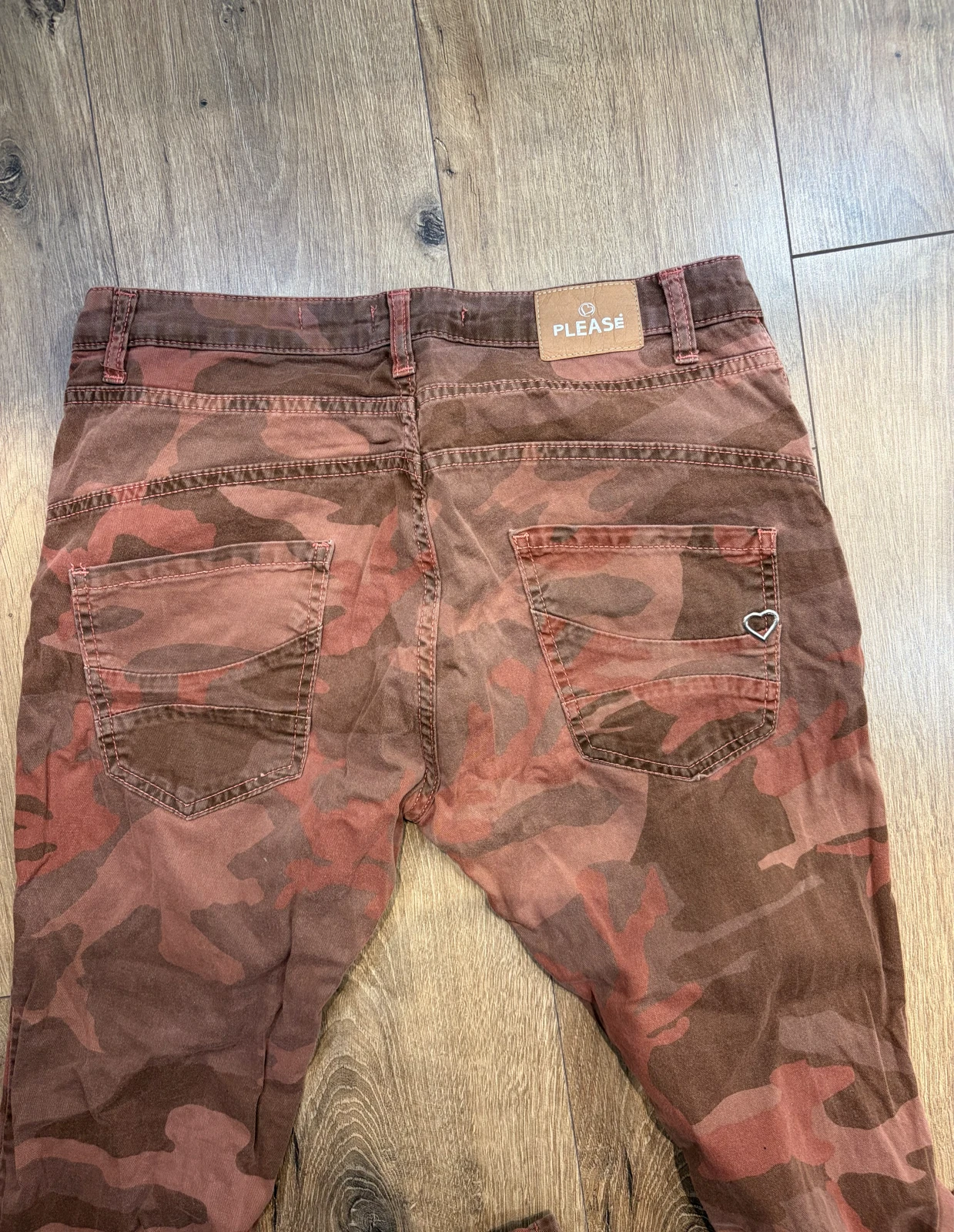 Please ženske pantalone / farmerke sa maskirnim dezenom