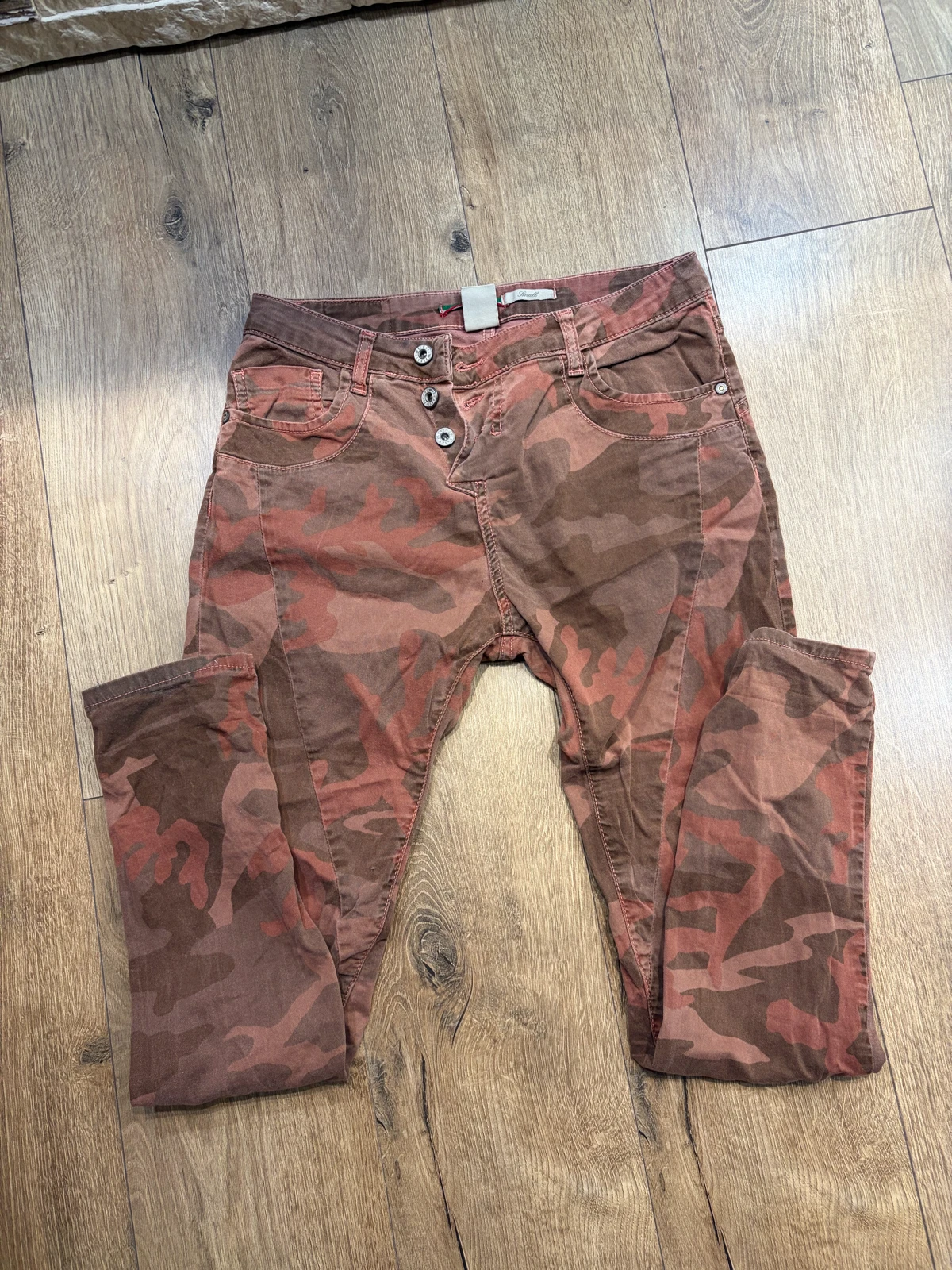 Please ženske pantalone / farmerke sa maskirnim dezenom