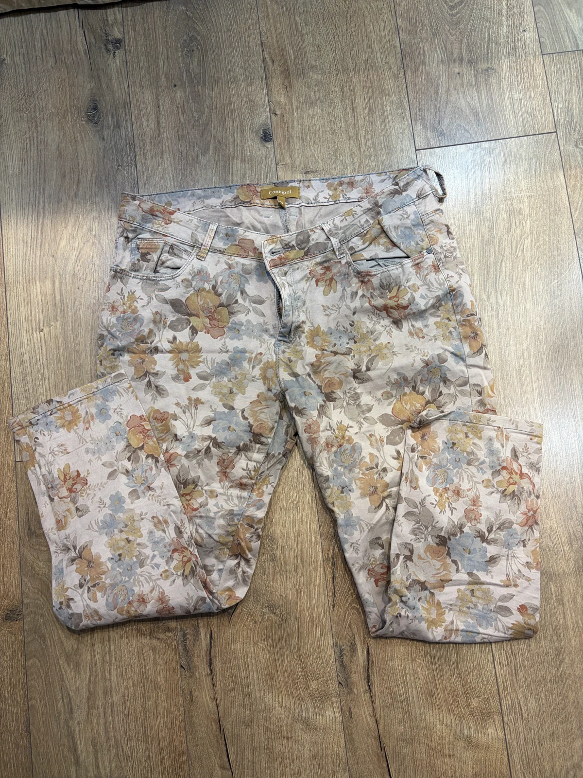 Ženske Conbipel pantalone sa prelepim cvetnim dezenom