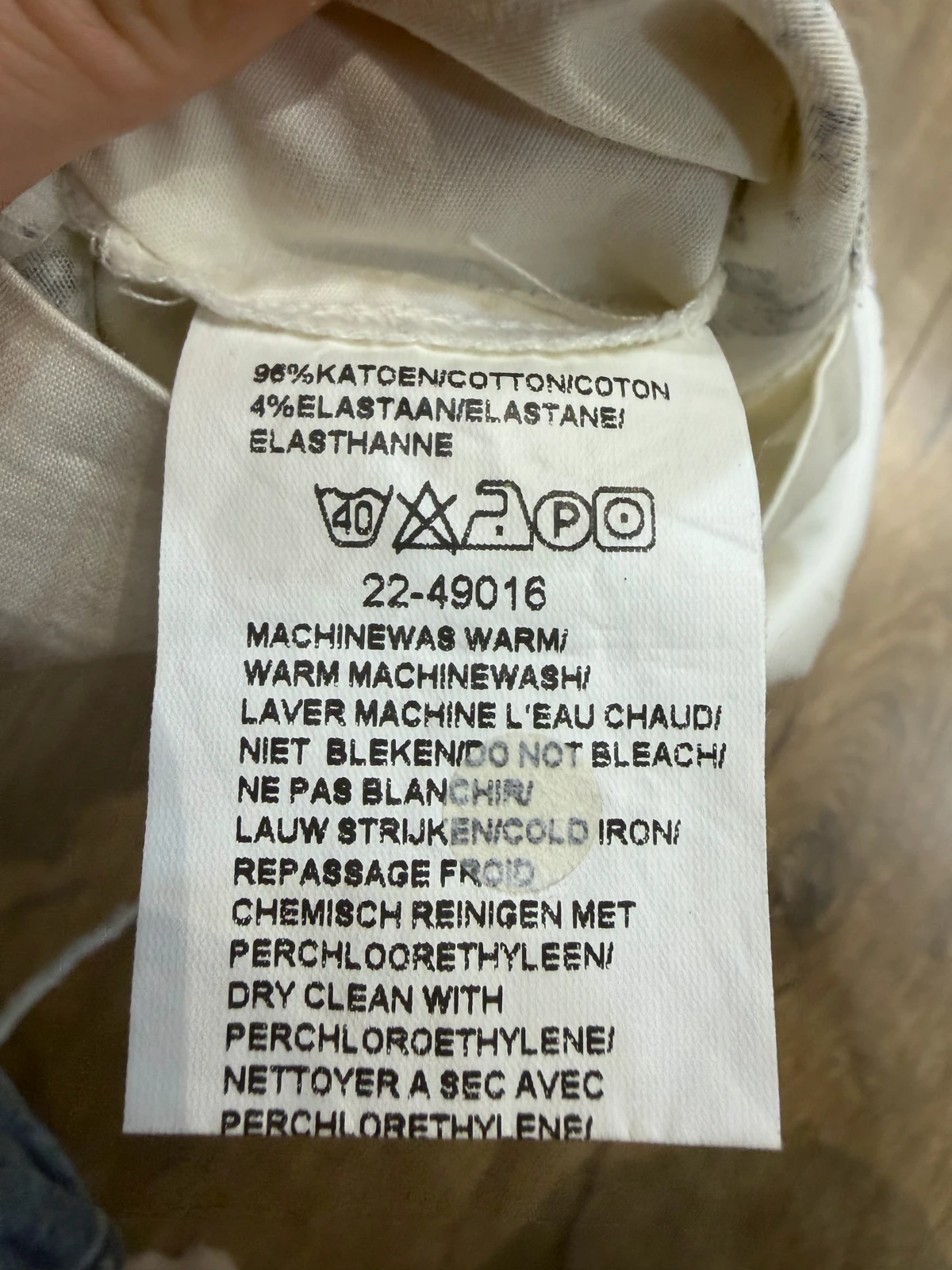 Ženski Bandolera top na bretele, bele boje sa crno-bež cvetnim dezenom
