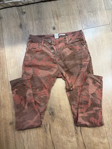 Please ženske pantalone / farmerke sa maskirnim dezenom