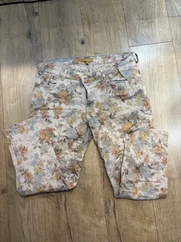 Ženske Conbipel pantalone sa prelepim cvetnim dezenom