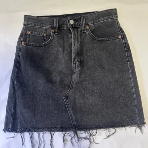 Levis crna suknja