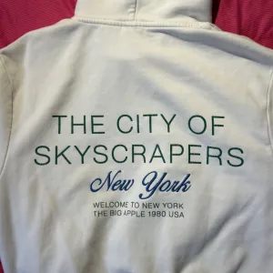 Zara bela zenska dukserica