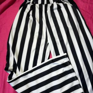 Crno bele zenske pantalone