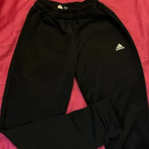 Crna adidas trenerka