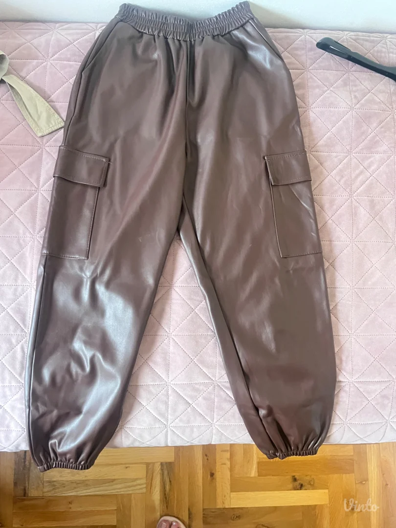 Braon pantalone od eko kože