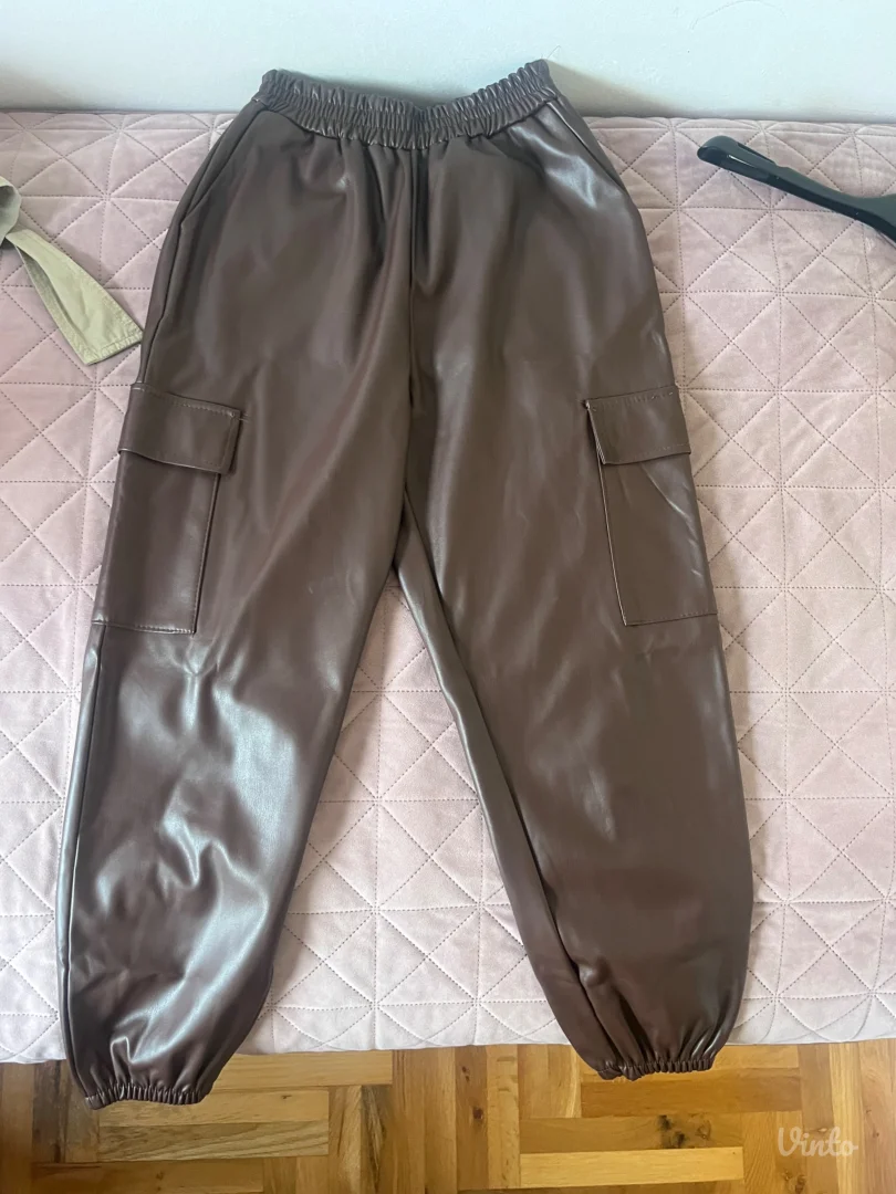 Braon pantalone od eko kože