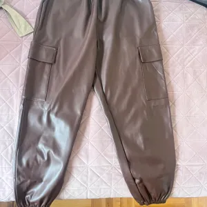 Braon pantalone od eko kože