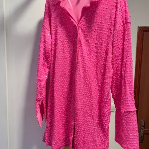 roze šljkoičava haljina-košulja