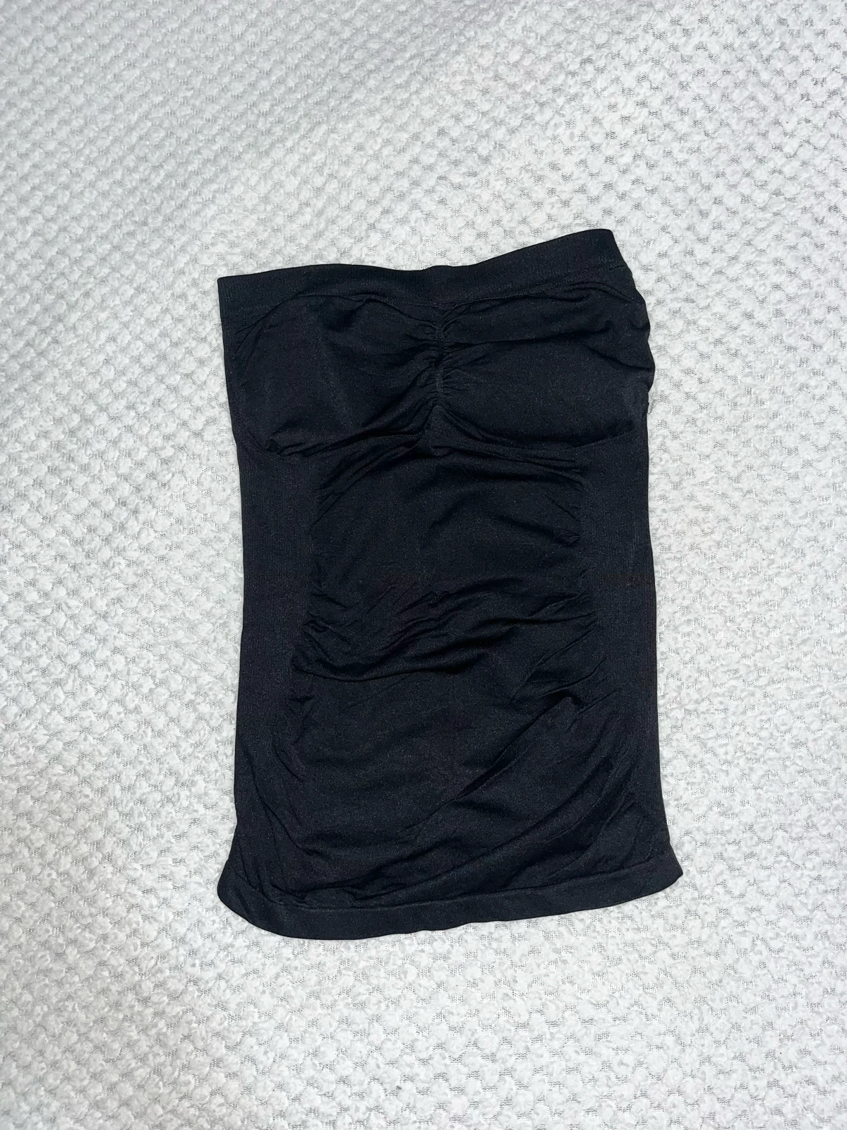 Juicy Lucy crni tube top sa naborima