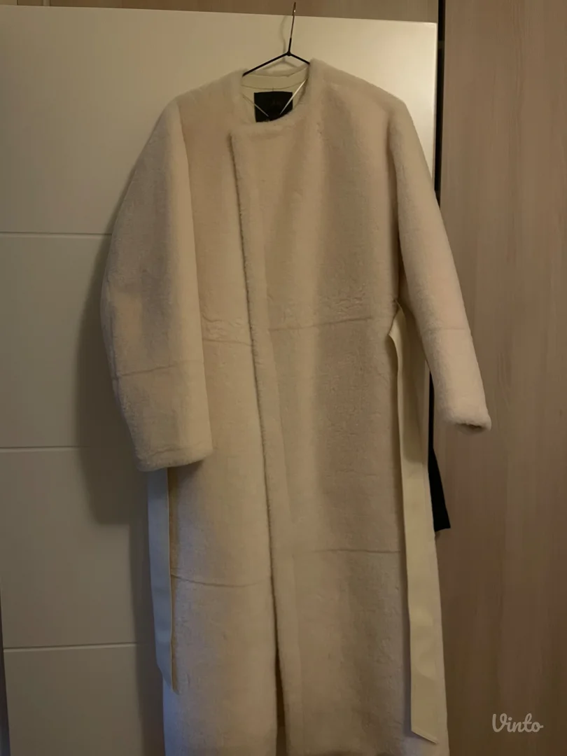 Zara beli/krem kaput