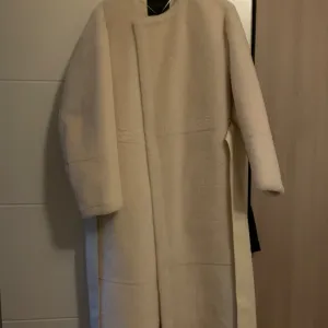 Zara beli/krem kaput