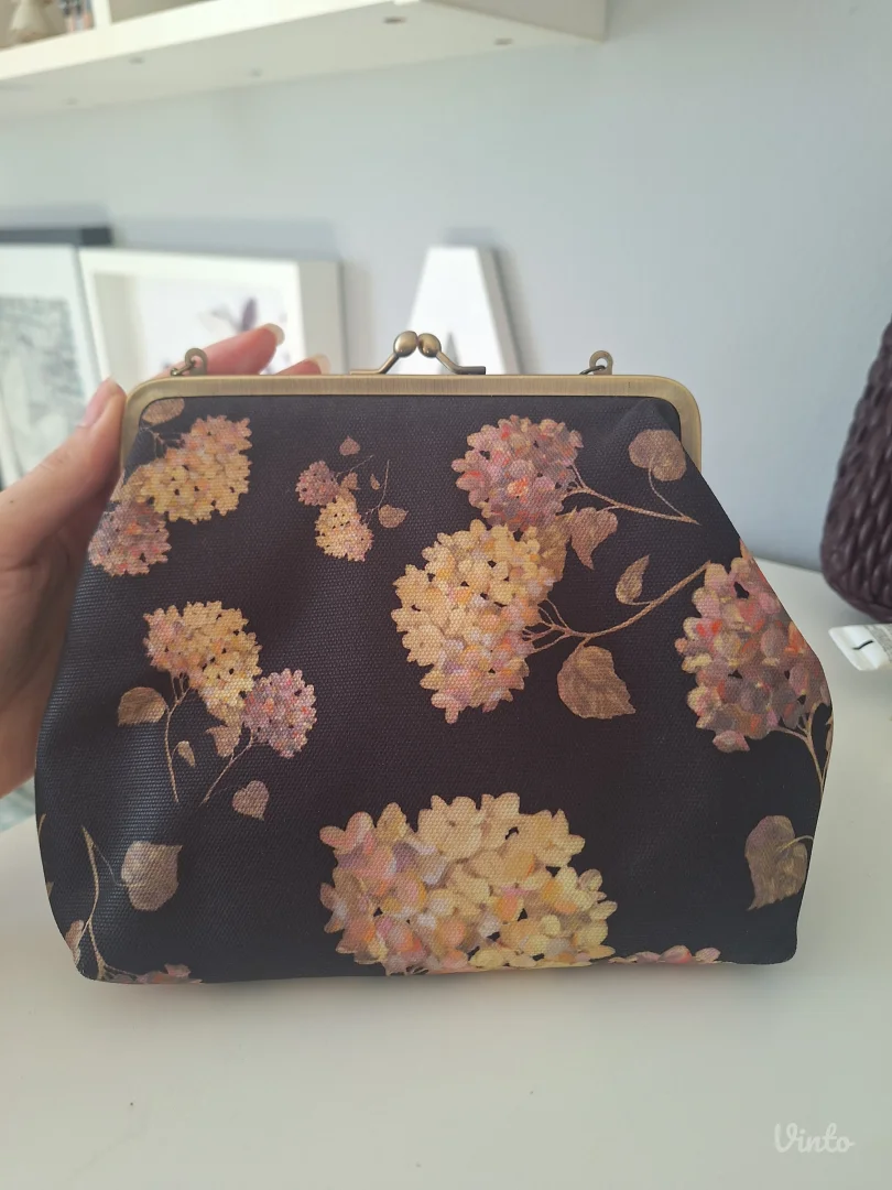 Cvetna torbica u vintage stilu