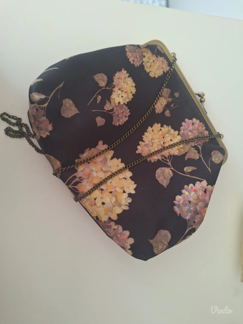 Cvetna torbica u vintage stilu