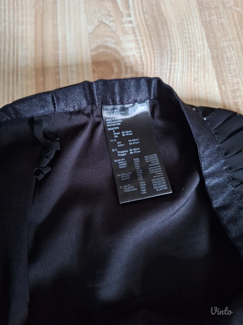 Uniqlo tufnasta plisirana suknja