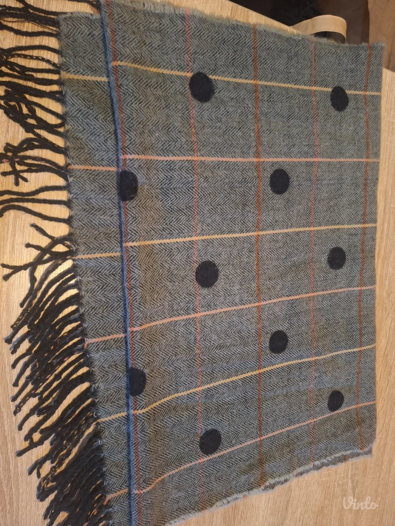 Zara sivi tufnasti sal