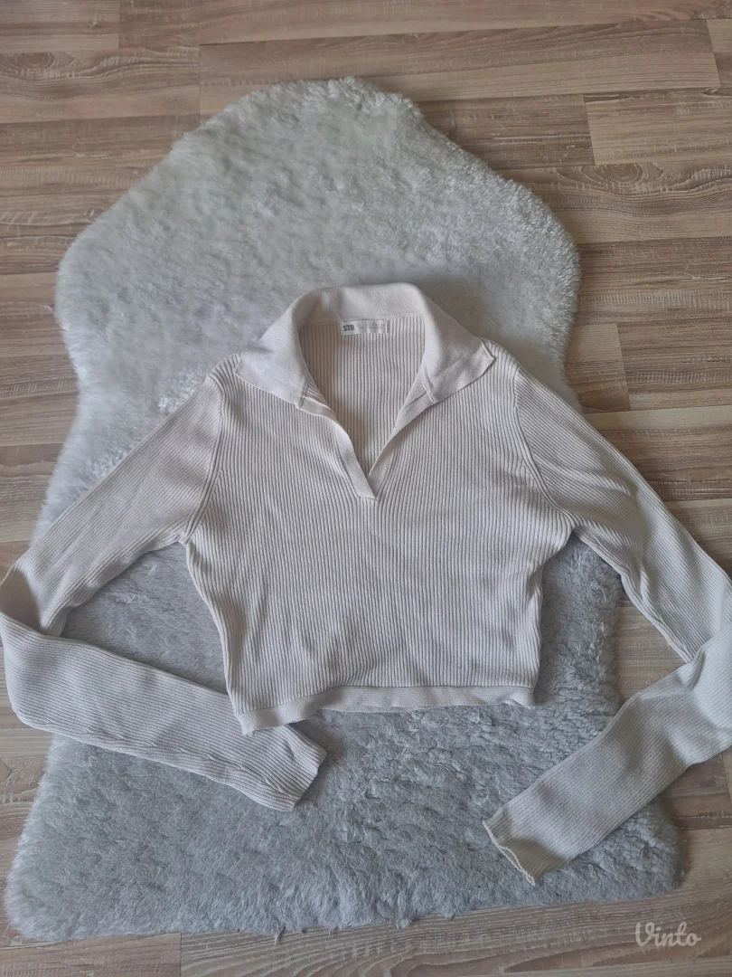 Stradivarius crop top sa kragnom