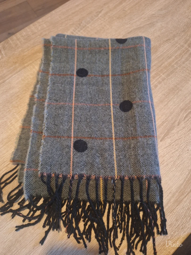 Zara sivi tufnasti sal