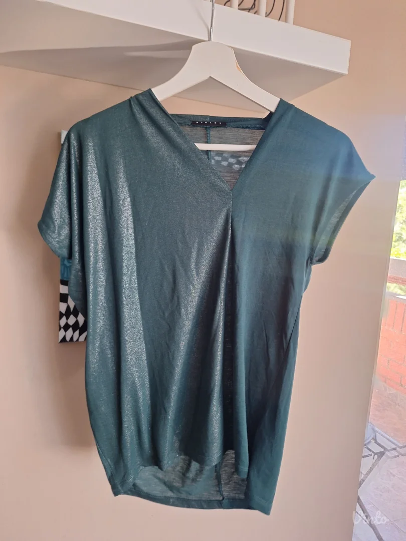 Sisley zelena asimetricna majica sa sljokicama