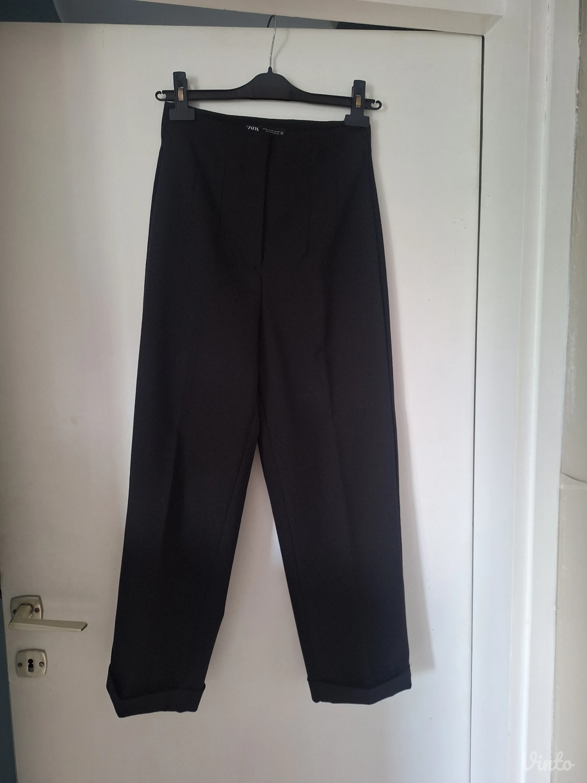 Zara crne pantalone