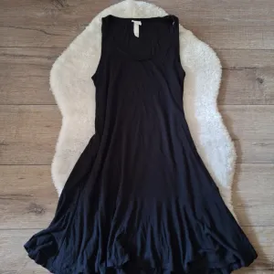 H&M crna letnja haljinica