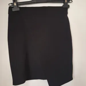 Bershka mini uska suknja