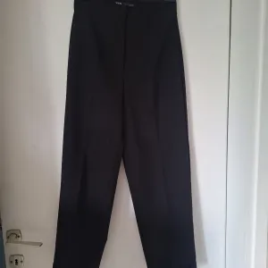 Zara crne pantalone