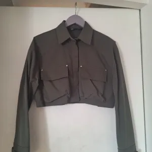 Zara crop maslinasta kosulja