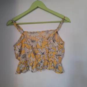 Pull&bear cvetni crop top