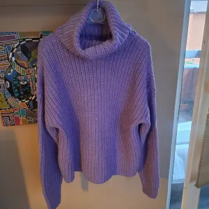Reserved ljubicasta dzemper rolka