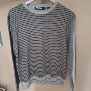 DKNY dzemper od merino vune