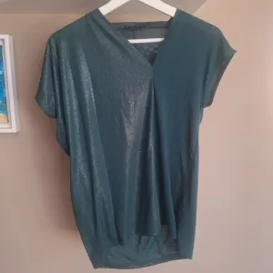 Sisley zelena asimetricna majica sa sljokicama