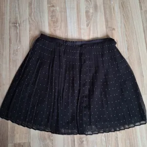 Uniqlo tufnasta plisirana suknja