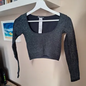 Zara sljokicavi crop top