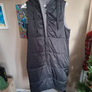 Zara dugacak prsluk sa dva lica