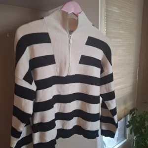 Stradivarius prugasti dzemper