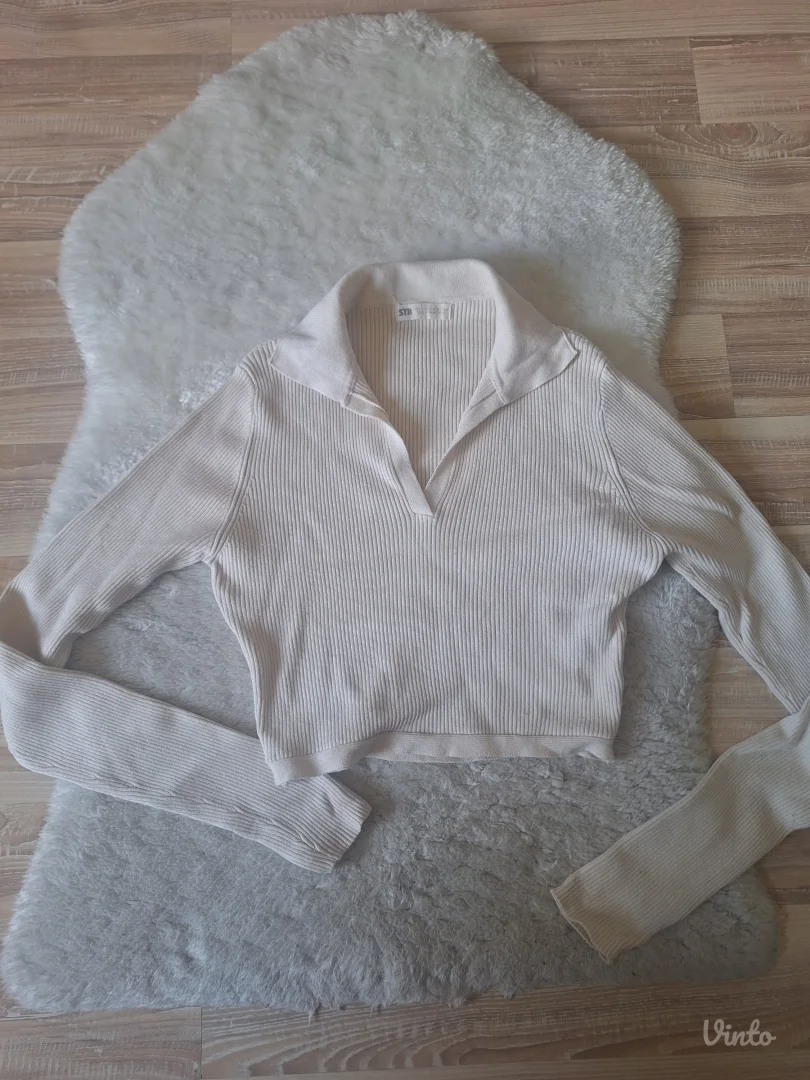 Stradivarius crop top sa kragnom