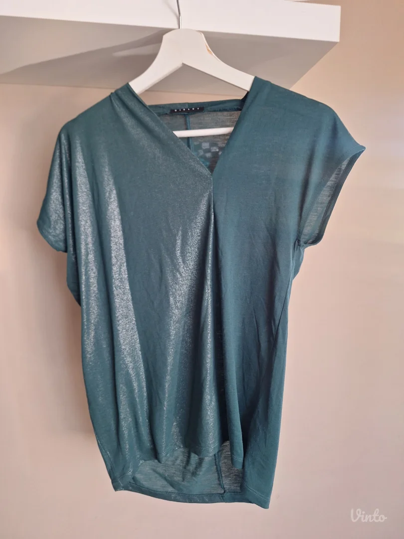 Sisley zelena asimetricna majica sa sljokicama