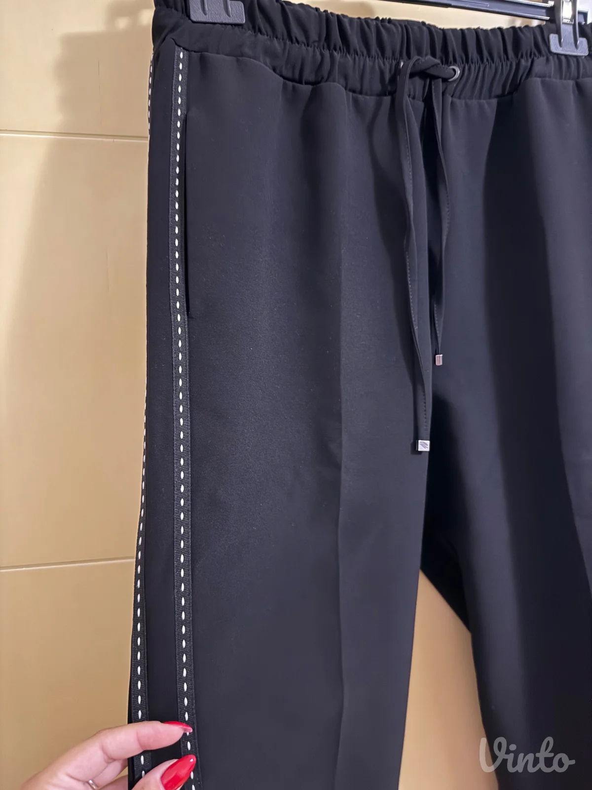 Crne pantalone